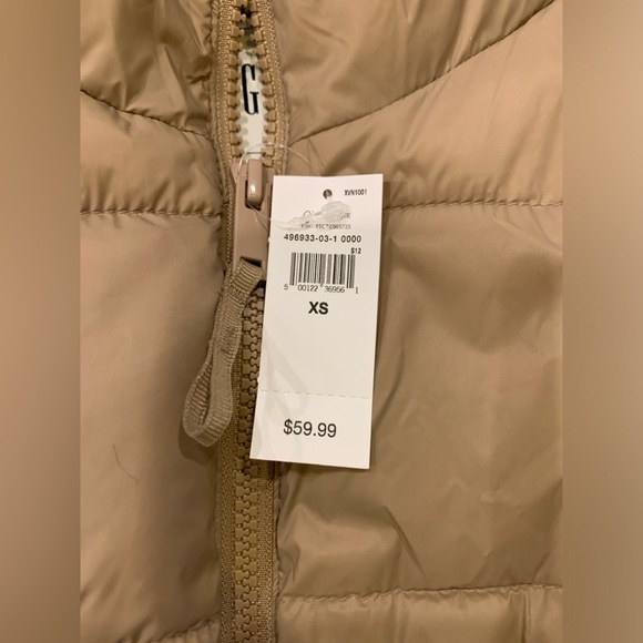 GAP Women's Beige Puffer Vest - Picture 9 of 9